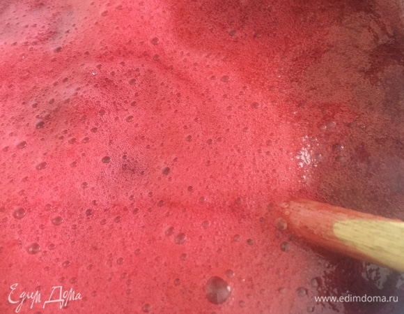 Лимонную кислоту развести в 1 ч. л. воды. В ягодную смесь добавить лимонную кислоту, все перемешать и вылить в рамку или силиконовую форму размером 20х20 см.