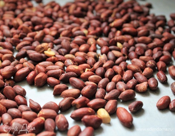 Арахис отправить в духовой шкаф на 5–7 минут при температуре 180°C.