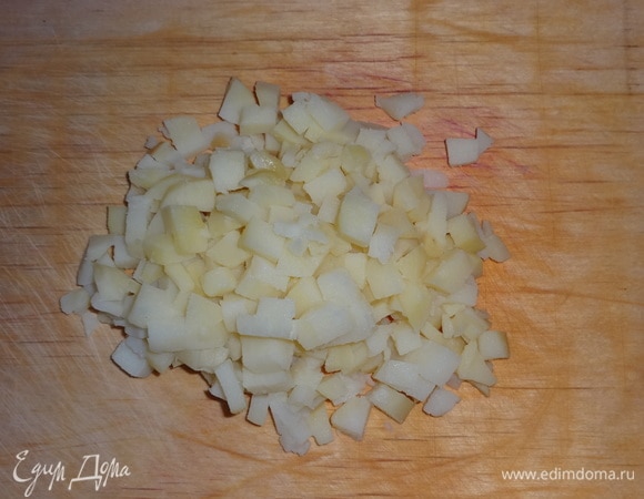 Картофель нарезать мелкими кубиками.