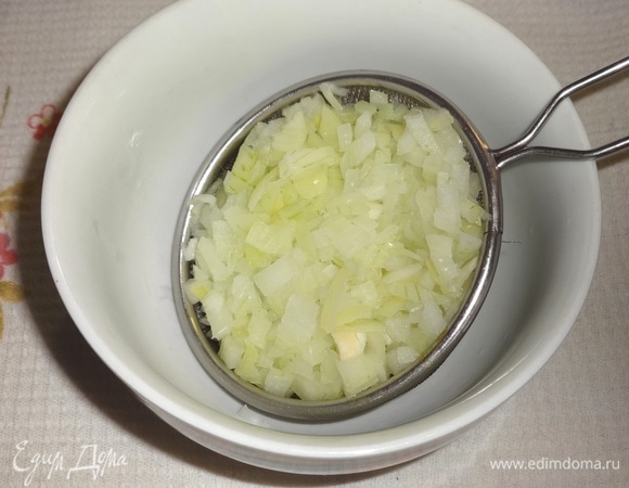Лук выложить в сито и обдать сначала кипятком, затем — ледяной водой. Лук обсушить бумажным полотенцем. Соединить лук и картофель, слегка поперчить, заправить постным майонезом, перемешать.