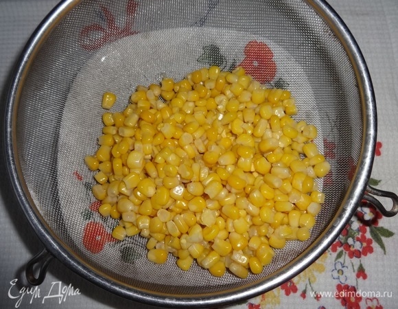 Кукурузу откинуть на сито и дать стечь жидкости.