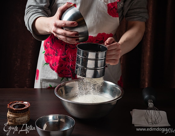 Просейте всю муку.