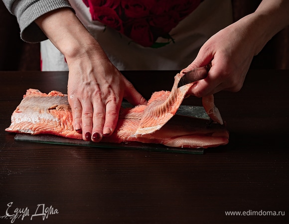 А пока приступим к рыбе. Разделайте рыбу на филе, снимите кожу.