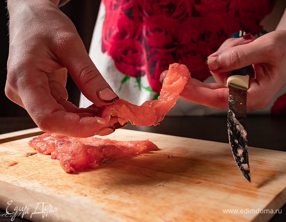 Рыбу нарезать кусочками шириной 1 см. Уложить в форму.