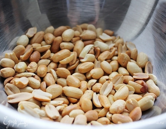 Очистить от шелухи. Активное участие принимает вместе со мной сынуля. С детьми приготовление блюд проходит веселее, креативнее, увлекательнее. Положительными эмоциями заряжаем блюдо.