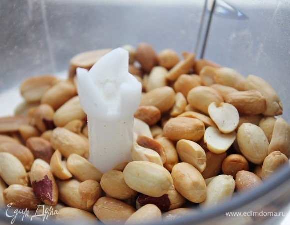 Далее загрузить в чашу блендера арахис (170–220 г). Если меньше 150 г, то до консистенции пасты не получается довести. Но для этих конфет подойдет любая консистенция. Ниже на фото наглядно покажу.