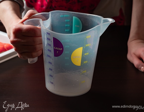 Нерастворившуюся соль оставьте на дне, иначе пересолите.