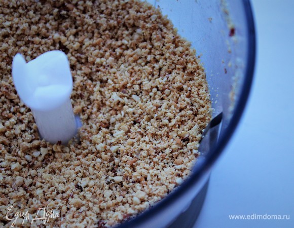 Для примера загрузила 130 г арахиса. Включила блендер на одну минуту.