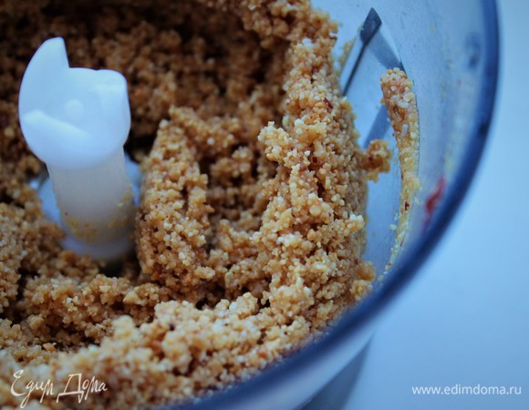 Спустя еще 5 минут получила плотную крошку. Когда арахиса в чаше блендера 170–220 г, то продолжив дальше взбивать, получим пасту. Ниже на фотографиях покажу два варианта: с пастой и арахисовой крошкой, которая на фото.