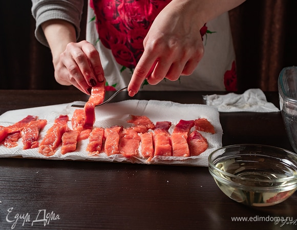 Выложите рыбу на бумажные салфетки, промокните насухо.