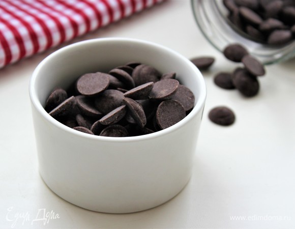 Шоколад. В начале моих экспериментов в декабре 2018 приобретала готовую плитку шоколада. Сейчас мне нравится работать с шоколадными дропсами. Состав по душе. Приобретаю их в кондитерском магазине. Какой брать шоколад — горький или молочный — выбирать вам.