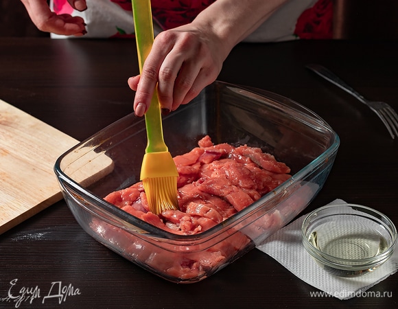 Смазать рафинированным подсолнечным маслом.