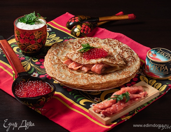 Блинчики получаются золотистыми, довольно плотной консистенции. При этом они очень пластичные, воздушные, совсем не резиновые. Вкус кисловатый, более «хлебный», чем у тонких. Осталось сервировать и красиво подать гостям. Прощай, прощай, наша Масленица!