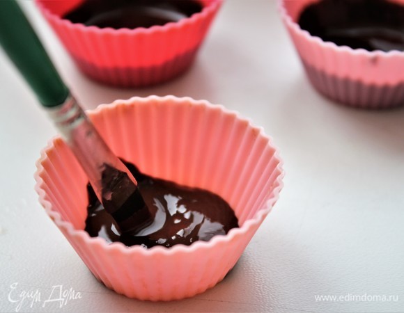 Регулярно создавая эти конфеты, чайную ложку использую только для транспортировки шоколада из ковша до формочки. Далее беру в руки кисточку.