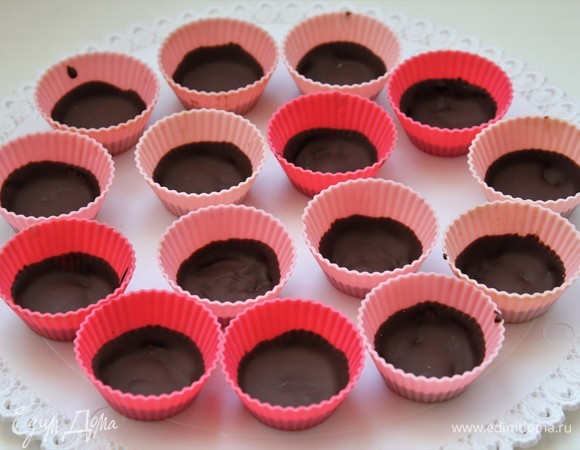 Шоколад застыл, переходим к начинке из арахисовой пасты.