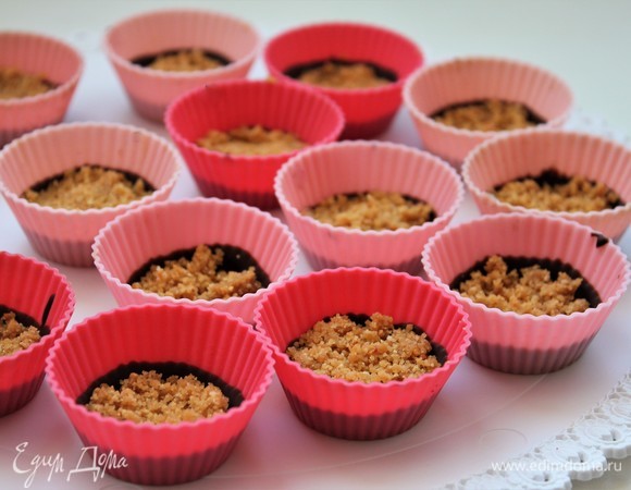 Заполнить формочку арахисовой пастой. На фото арахисовая крошка, которую отметила в пятом шаге. Ее можно слегка примять или оставить так. Далее заливаем арахис шоколадом.