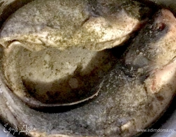 Для начинки блинчиков я использую толстолобика. Рыбу предварительно замариновать: соль, перец черный, прованские травы. Мне повезло, что в это время мы находились в деревне, поэтому рыбу запекли в русской печи, обернув в фольгу. Вы вполне можете воспользоваться уже готовой рыбой из магазина!