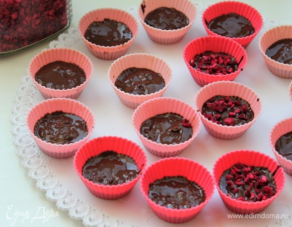 На фото видно, что шоколад с арахисовой крошкой слегка смешался.