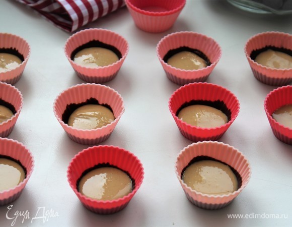 На этом фото ровная гладкая поверхность — арахисовая паста вместо крошки.