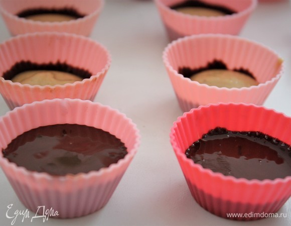 Соответственно, шоколад распределился ровно, гладко. Отметила два варианта и с пастой, и с крошкой, чтобы наглядно было видно. Результат в любом случае будет восхитительный.