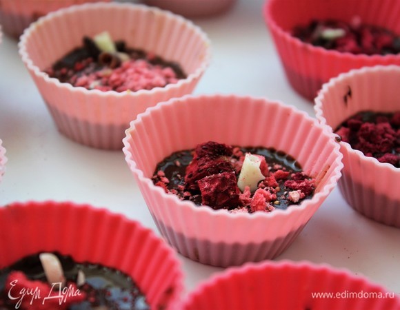 Конфеты, где шоколад слегка смешала с арахисовой крошкой.