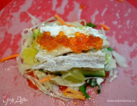 На огурцы выложить дольки лимона, кусочки рыбы, сыр (у меня греческий для салата) и сверху — еще икру.