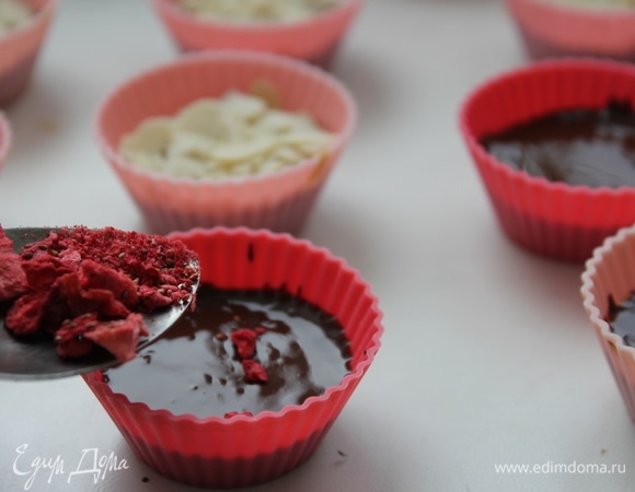 Вернемся к декору. Рекомендую украшать сублимированными ягодами, вафельной и ореховой крошками, кокосовой стружкой, цельными орехами, миндальными или арахисовыми лепестками, рубленым шоколадом, морской солью. Когда декор распределили, убрать конфеты в холодильник до застывания шоколада.