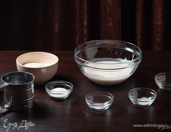 Готовим опару. Закваску смешайте с водой, мукой и сахаром. Оставьте на ночь на расстойку. Утром она будет пениться, появится легкий кисловатый запах.