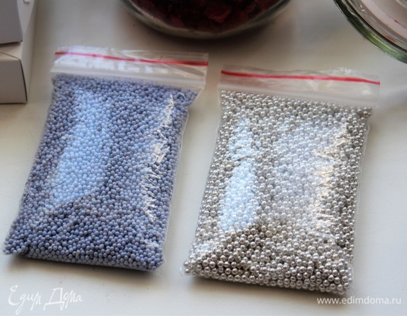 Отмечу декор бусинками. Один раз украсила конфеты, распределила бусинки по всей поверхности. Больше так не делала. Не учла, что бусинки твердые.