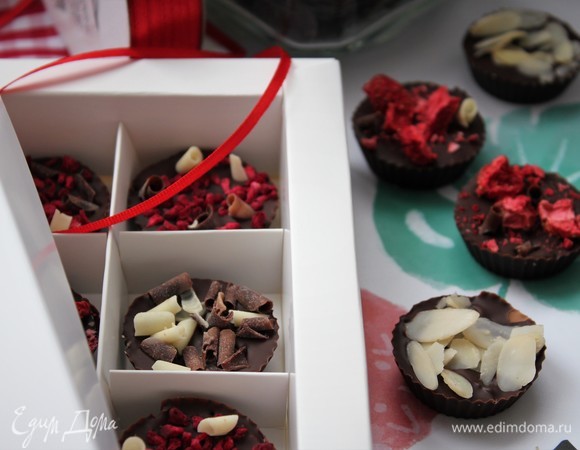 Переходим к упаковке. Как же здорово создавать подарки своими руками. Подобные коробочки с отделениями приобретаю в кондитерском магазине.