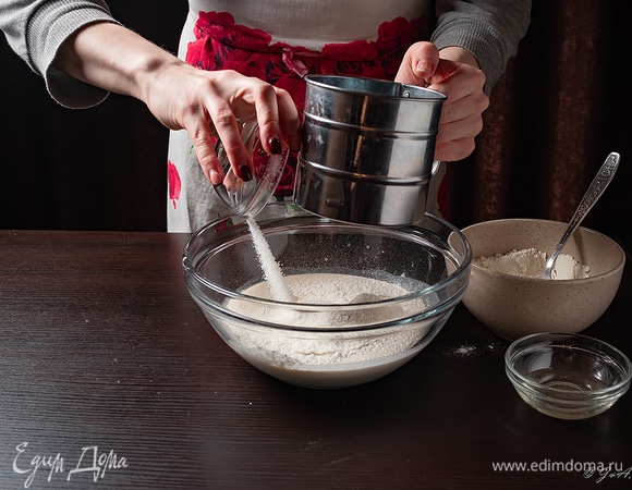 Просейте в опару оставшуюся муку и соду. Добавьте соль.