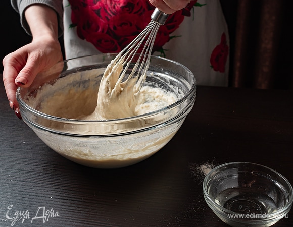 Перемешайте сначала венчиком.