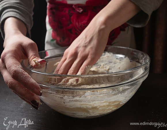 Мука у всех разная, если тесто окажется ну слишком жидким, постепенно подсыпайте муку, пока его нельзя будет замесить руками. Но будьте осторожны: как только оно по консистенции станет похоже на слайм (игрушку, которую приятно мять), значит муки достаточно. Не забивайте тесто!