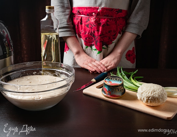 Дайте тесту отдохнуть в теплом месте 1 час. У меня это мультиварка, режим «Мультиповар 35'». А пока приготовим начинку.