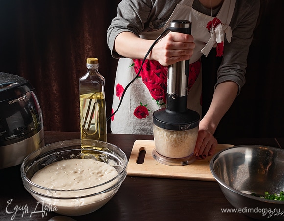 Адыгейский сыр измельчите в блендере.