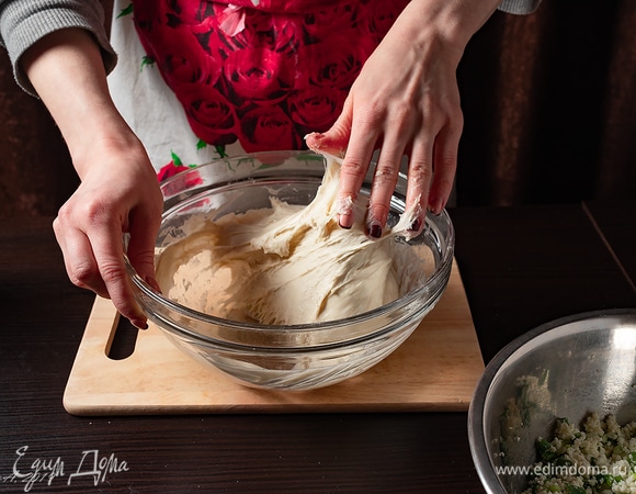 Тесто у нас подошло, оно очень живое, пышное и липкое.