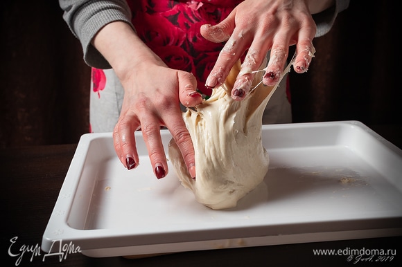 Руки слегка смажьте маслом, чтобы тесто не липло.