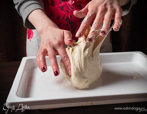 Руки слегка смажьте маслом, чтобы тесто не липло.