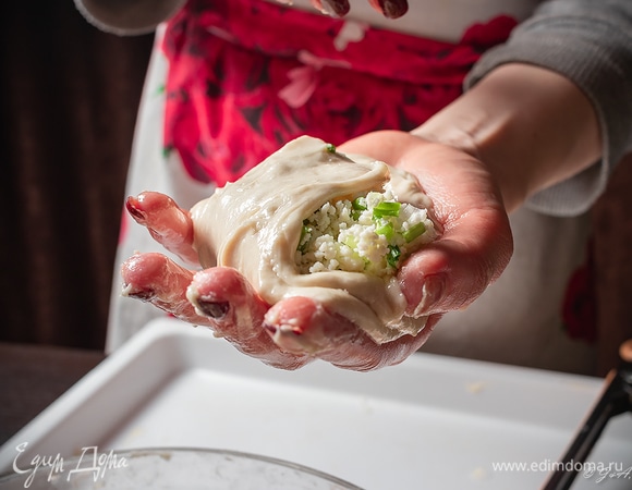 Отщипните кусочек, на ладони придайте ему форму лепешки, положите начинку. Аккуратно растягивая тесто с краев, заверните пирожок, как в платочек.