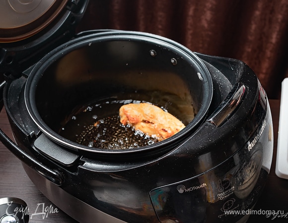 Жарьте в горячем масле со всех сторон до золотистой корочки.