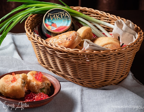 Пирожкам дать отлежаться на бумажной салфетке, чтобы впиталось лишнее масло. Подавать с икрой ТМ «Восточный берег» и хорошим настроением. Масленицу провожаем, весну встречаем!