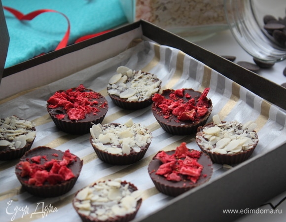 В отсутствие коробочек с отделениями взять просто подарочную коробку. На дно распределить бумагу и выложить конфеты. Еще здорово каждую конфетку поместить в бумажную формочку. До них еще сама ни разу не добралась.