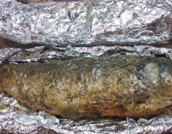 Рыбу предварительно замариновать: соль, перец черный, сок лимона, прованские травы. Толстолобика запекли в русской печи, обернув в несколько слоев фольги.