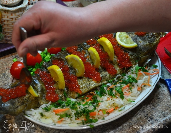 Словно картина! На гарнир — квашеная капуста, помидоры, оливки. Украшаем вкусной и красивой икрой.