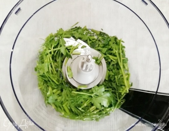 Оставшиеся веточки зелени помещаем в чашу блендера.