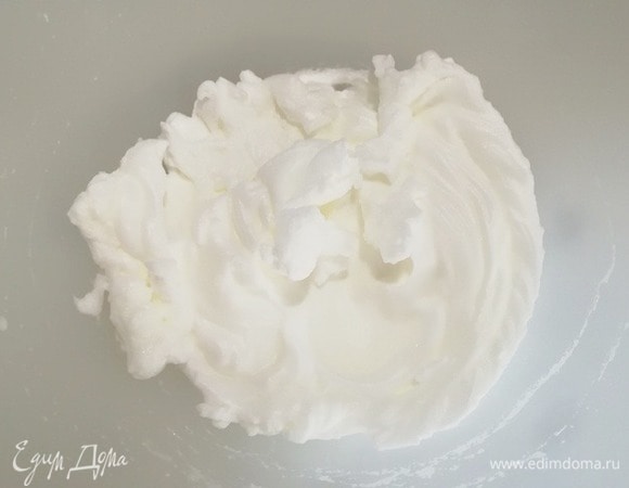 Белки взбиваем в крепкую пену.