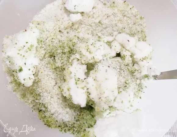 Измельченную зелень с цедрой перемешиваем с оставшейся солью и белками.