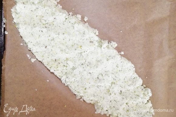 Противень выстилаем бумагой для выпечки, равномерно распределяем треть ароматной соли.