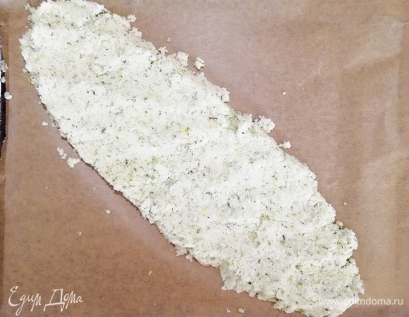 Противень выстилаем бумагой для выпечки, равномерно распределяем треть ароматной соли.