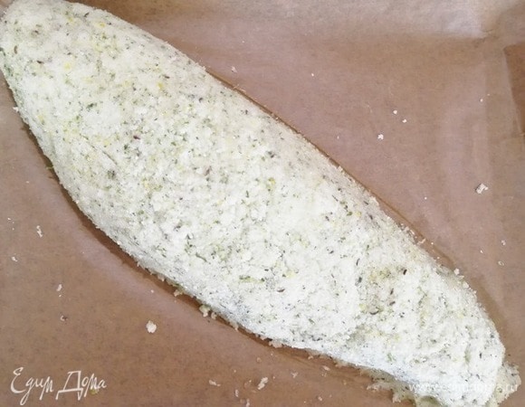 Покрываем рыбу оставшейся зеленой смесью и плотно прижимаем соль руками. Запекаем форель в духовке 25 минут, затем выключаем духовку и оставляем рыбу внутри еще на 10 минут.